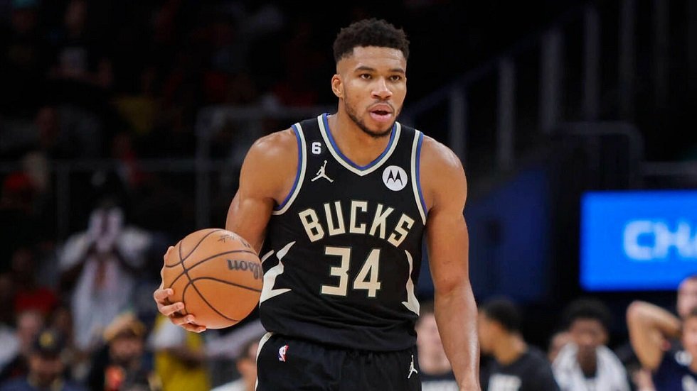 giannis-antetokounmpo-sits-steps